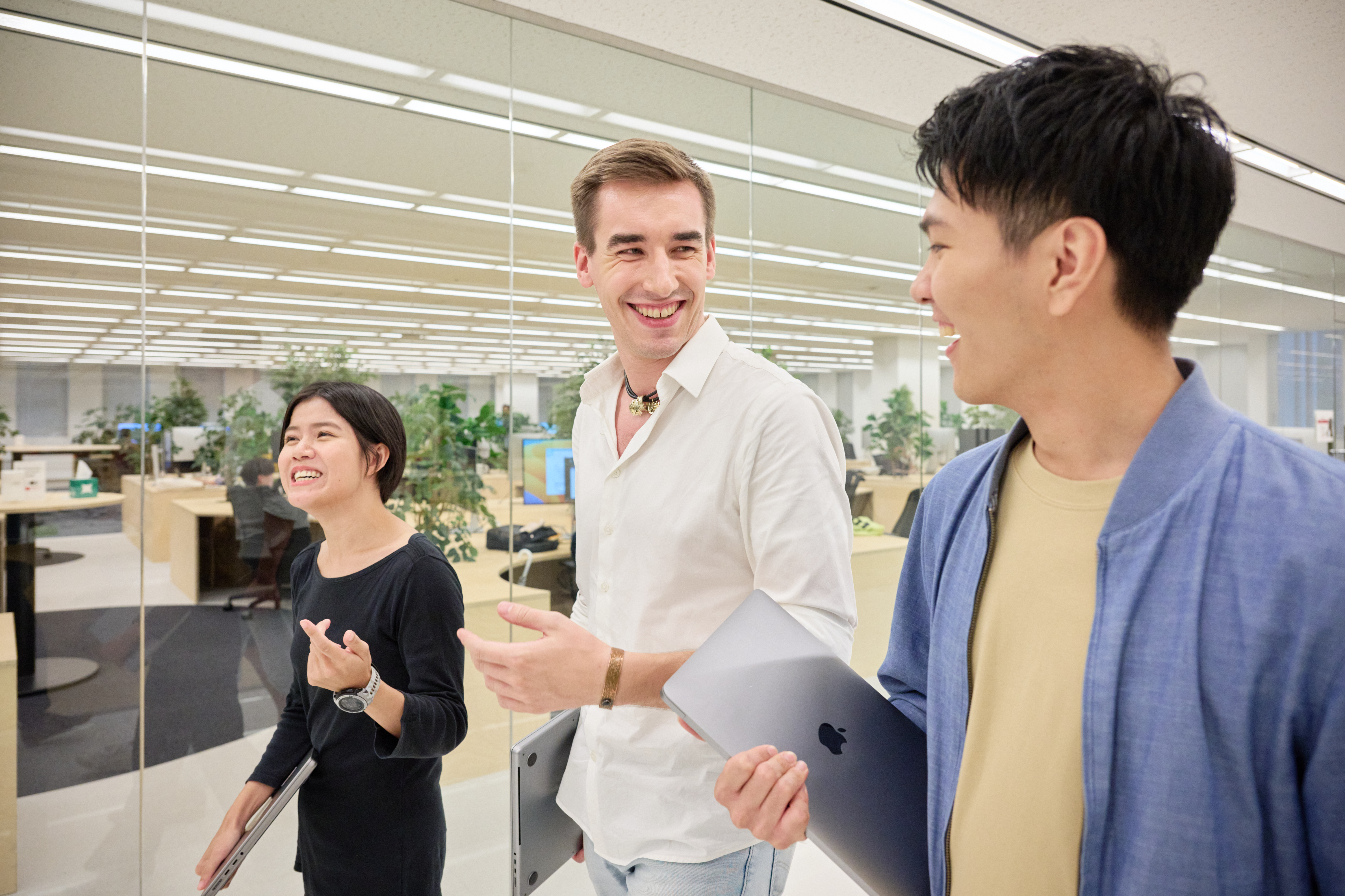 HENNGE's employees having a chat while walking