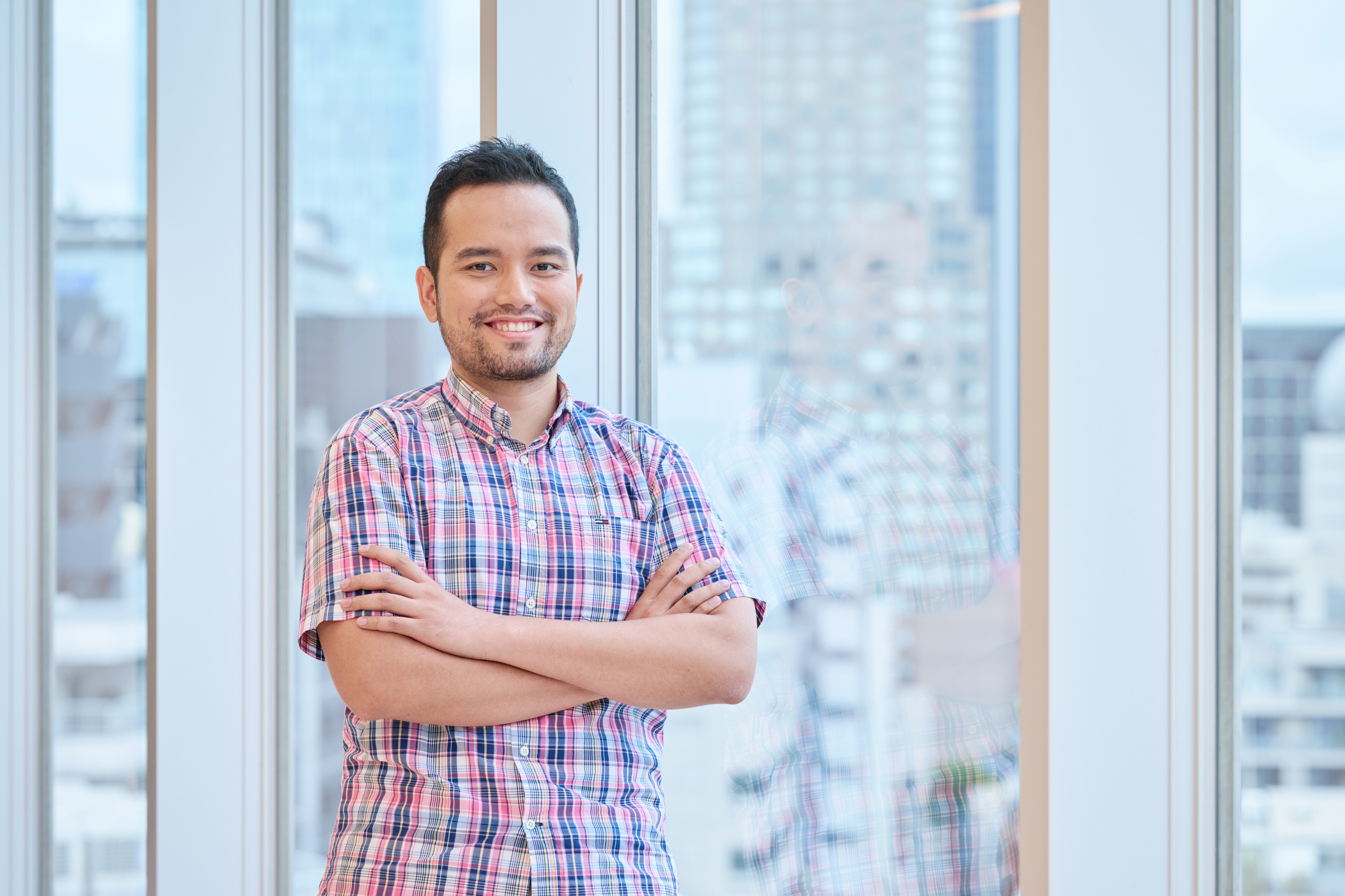 One of HENNGE's employees working in the office headquarters