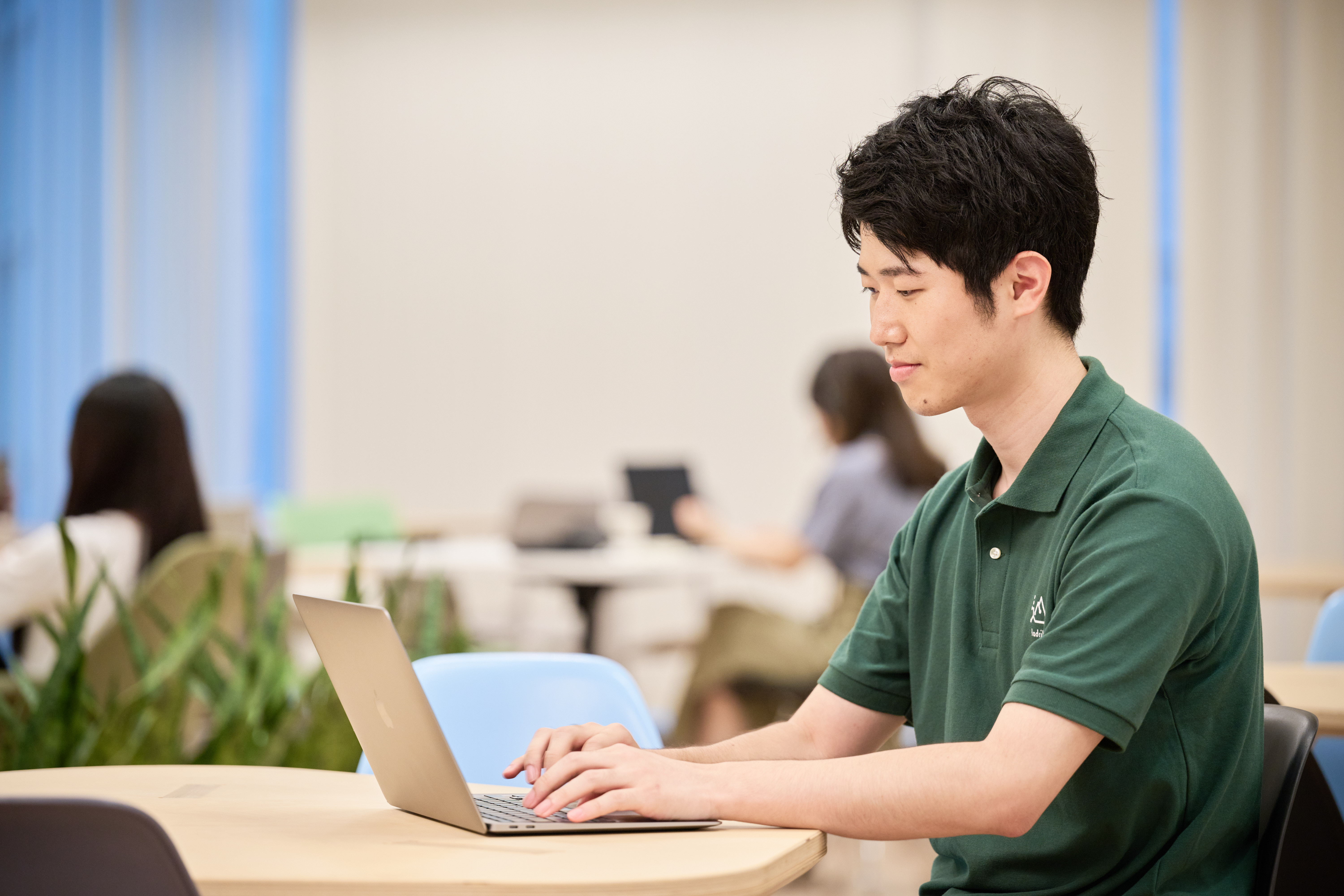 One of HENNGE's employees working in the office headquarters
