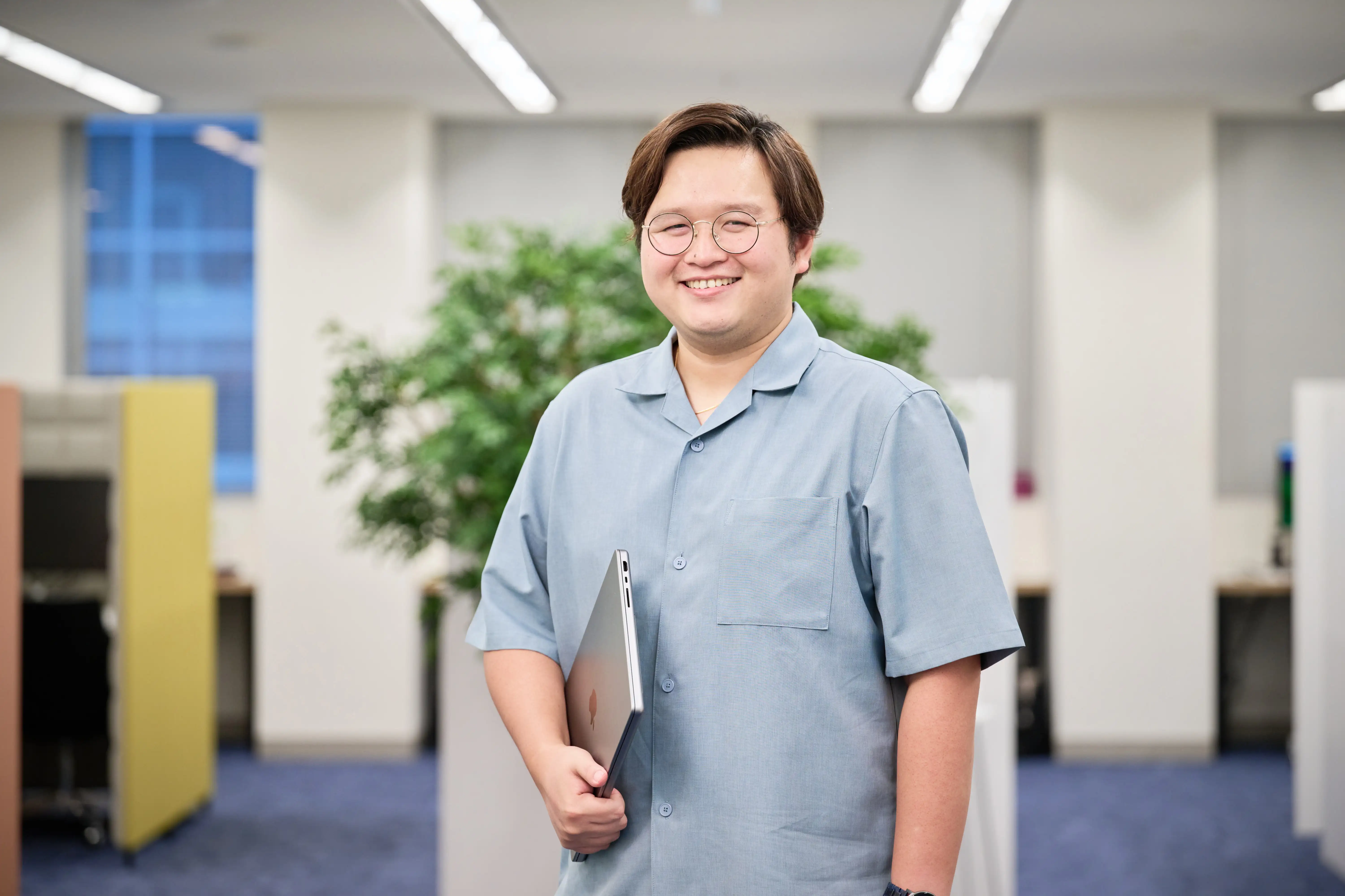 One of HENNGE's employees working in the office headquarters