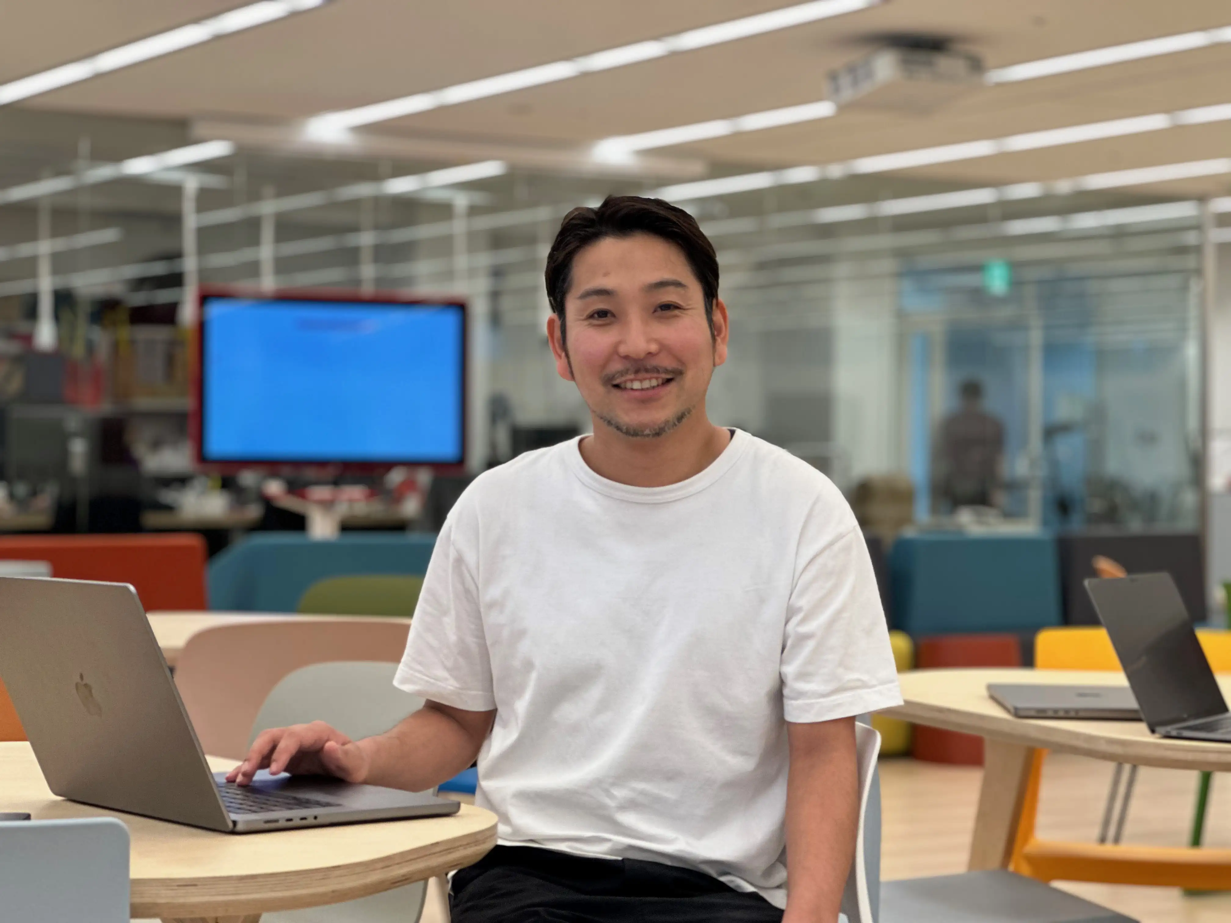 One of HENNGE's employees working in the office headquarters