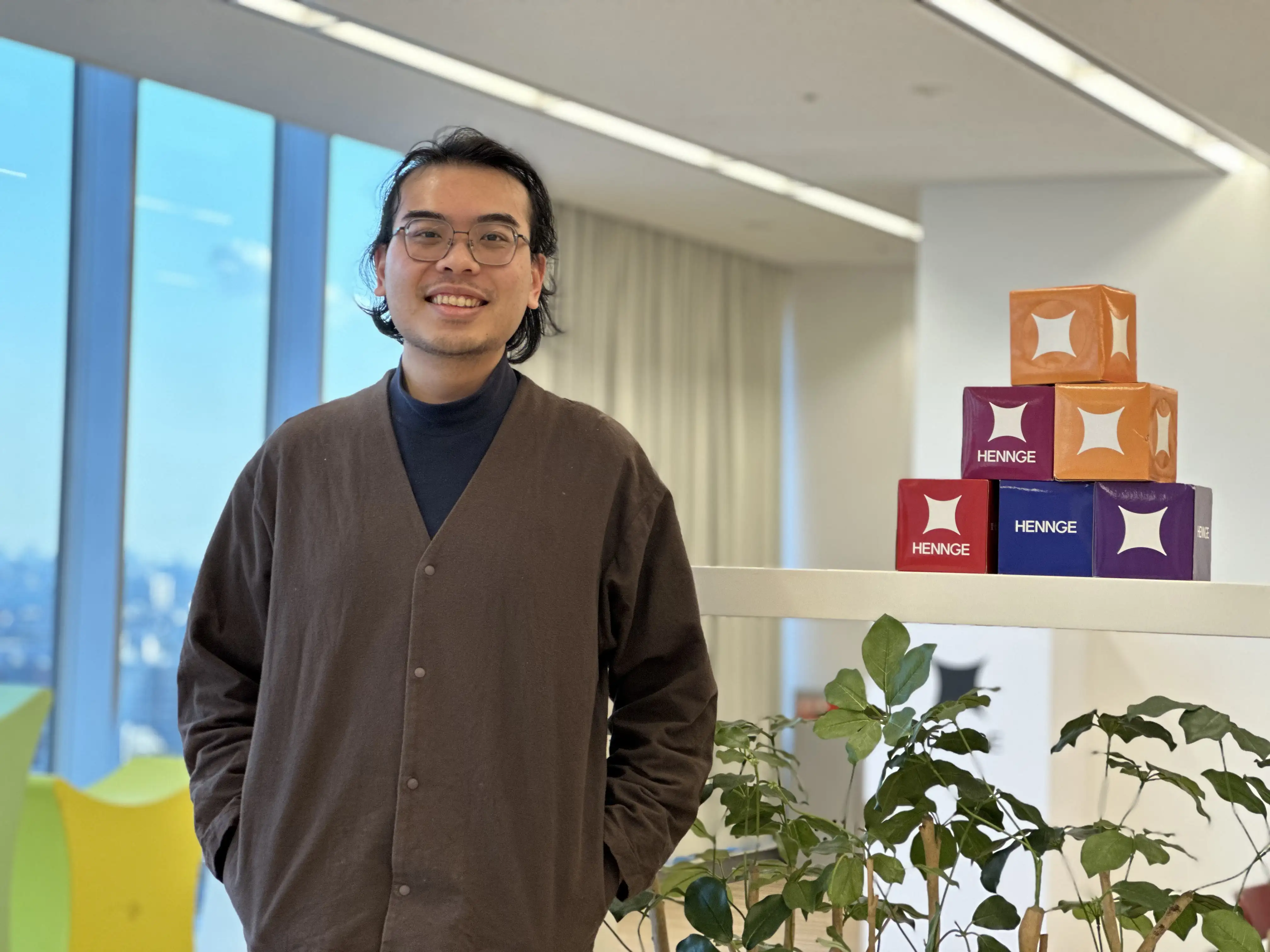 One of HENNGE's employees working in the office headquarters